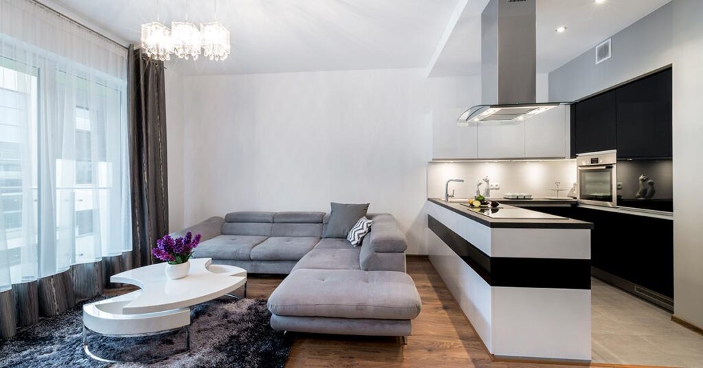 Wohn-/Ess-Bereich in einer Wohnung mit Sofa, Couchtisch und Küchentresen | Eigentumswohnung sanieren
