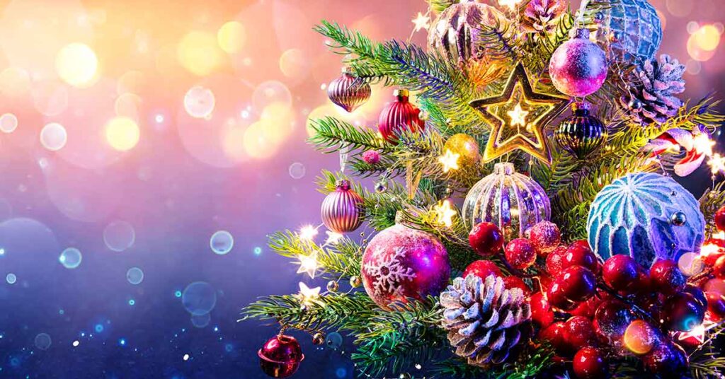 Bunter Weihnachtsbaum mit buntem Hintergrund und Lichtern | Maklerleistungen