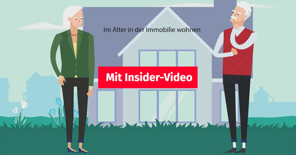 Ein altes Paar überlegt vor einem Haus, was aus ihrer Immobilie im Alter werden soll