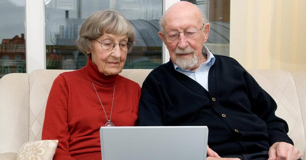 Rentnerpaar vor dem Laptop
