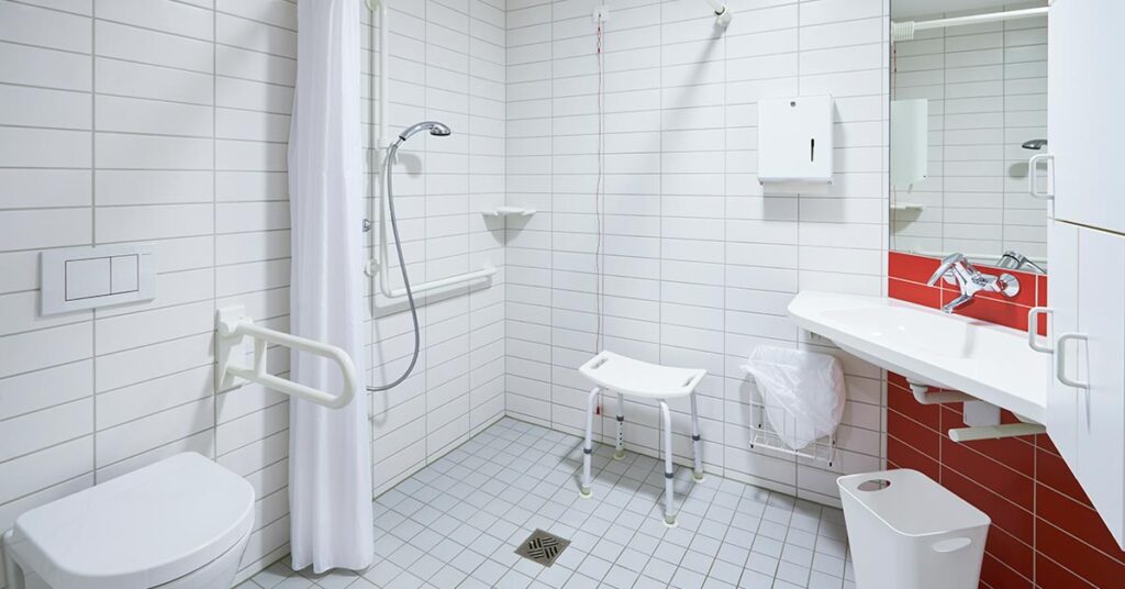 Weiß gefliestes barrierefreies Badezimmer - Barrierefreier Umbau